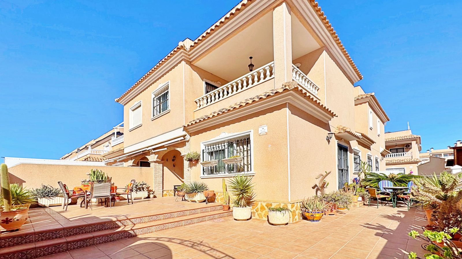 For sale - 3 Bedroom 2 Bathroom Townhouse in VILLAMARTIN - Villamartin  - Alicante