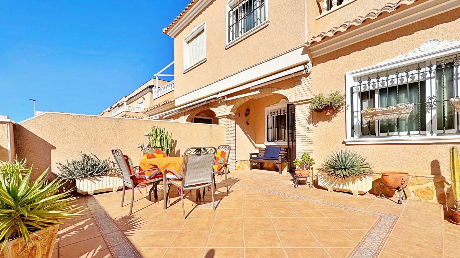 For sale - 3 Bedroom 2 Bathroom Townhouse in VILLAMARTIN - Villamartin  - Alicante