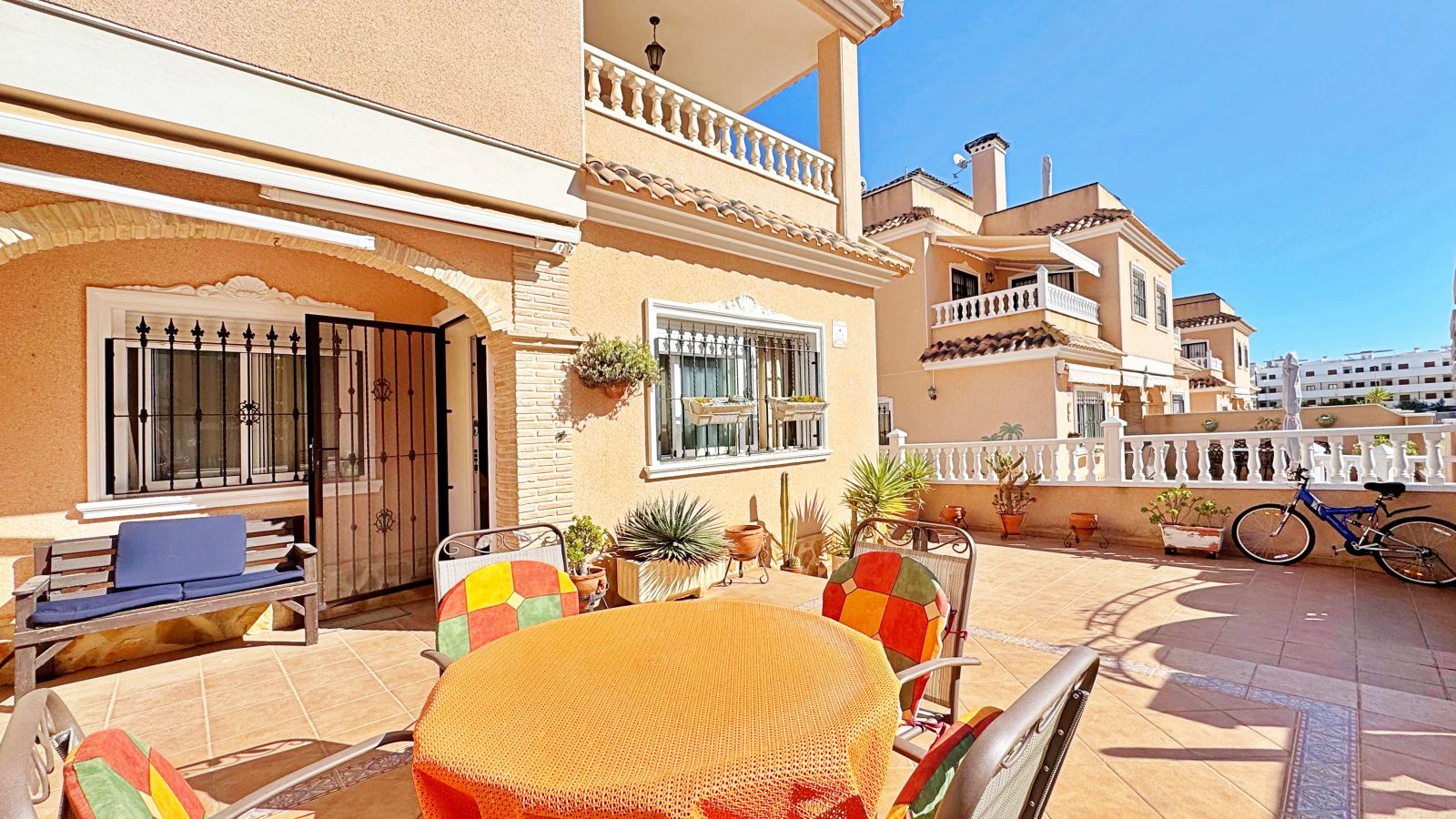 For sale - 3 Bedroom 2 Bathroom Townhouse in VILLAMARTIN - Villamartin  - Alicante