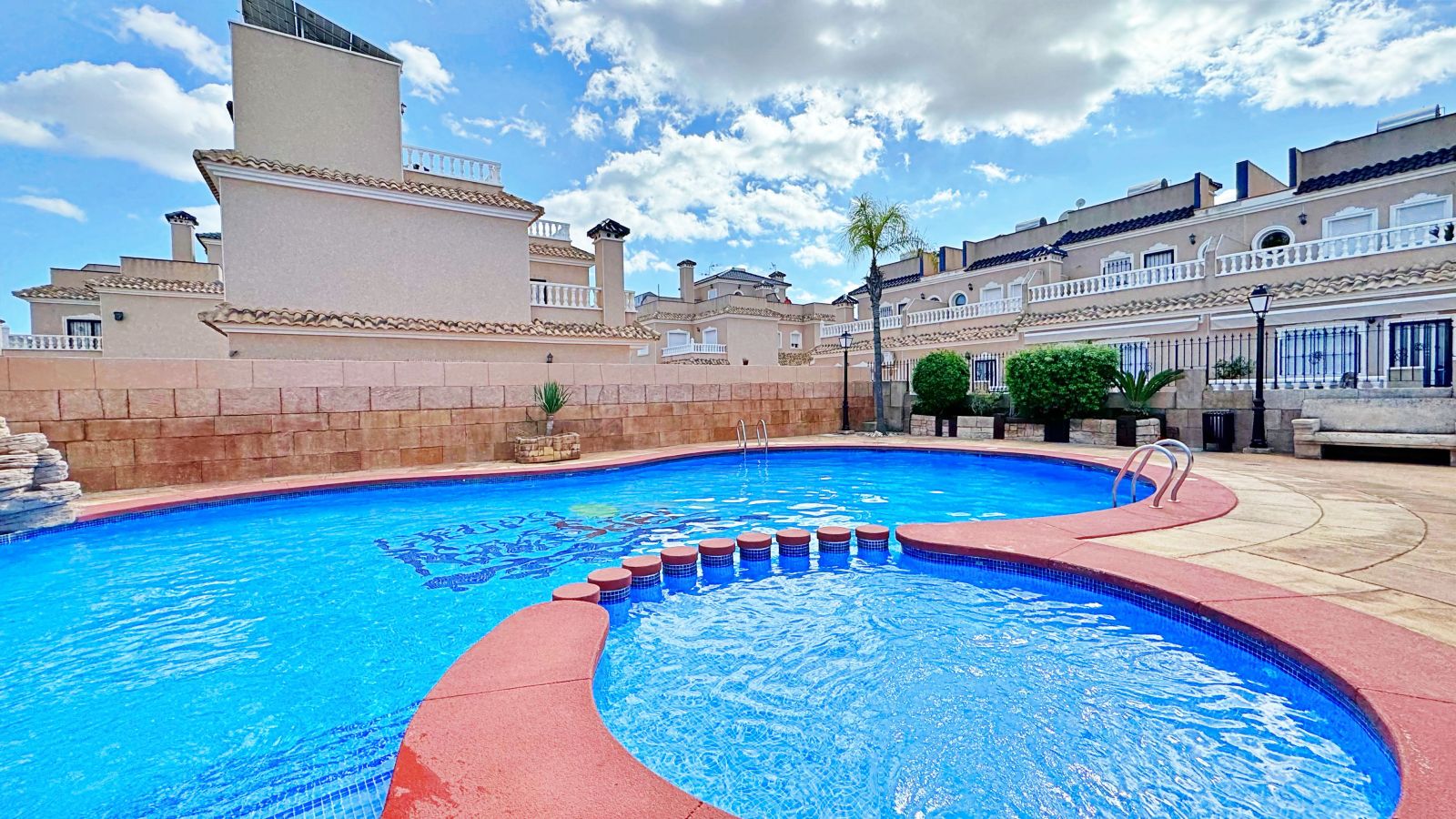 For sale - 3 Bedroom 2 Bathroom Townhouse in VILLAMARTIN - Villamartin  - Alicante