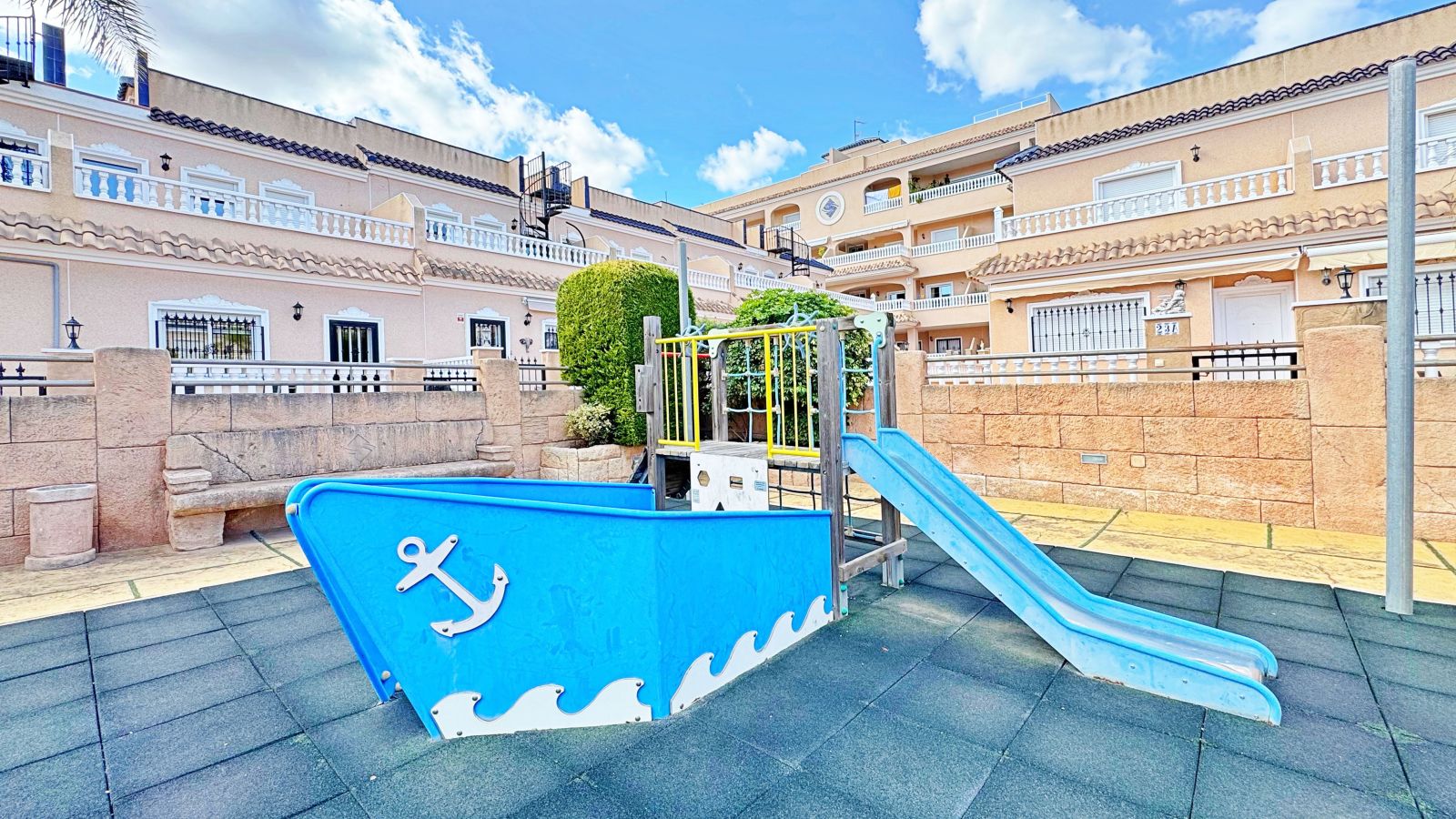 For sale - 3 Bedroom 2 Bathroom Townhouse in VILLAMARTIN - Villamartin  - Alicante