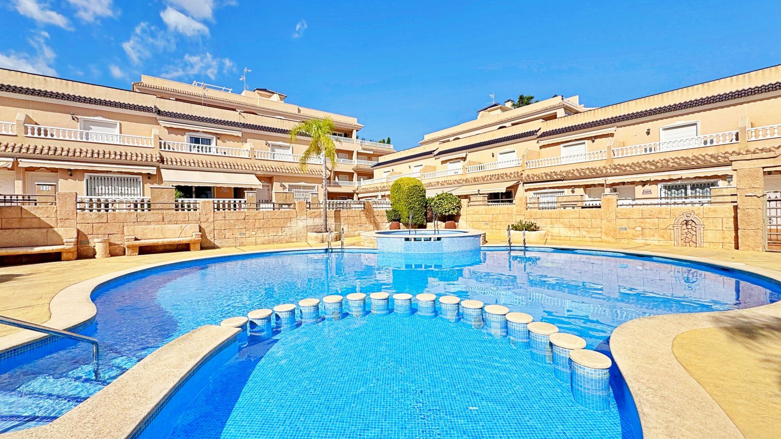 For sale - 3 Bedroom 2 Bathroom Townhouse in VILLAMARTIN - Villamartin  - Alicante