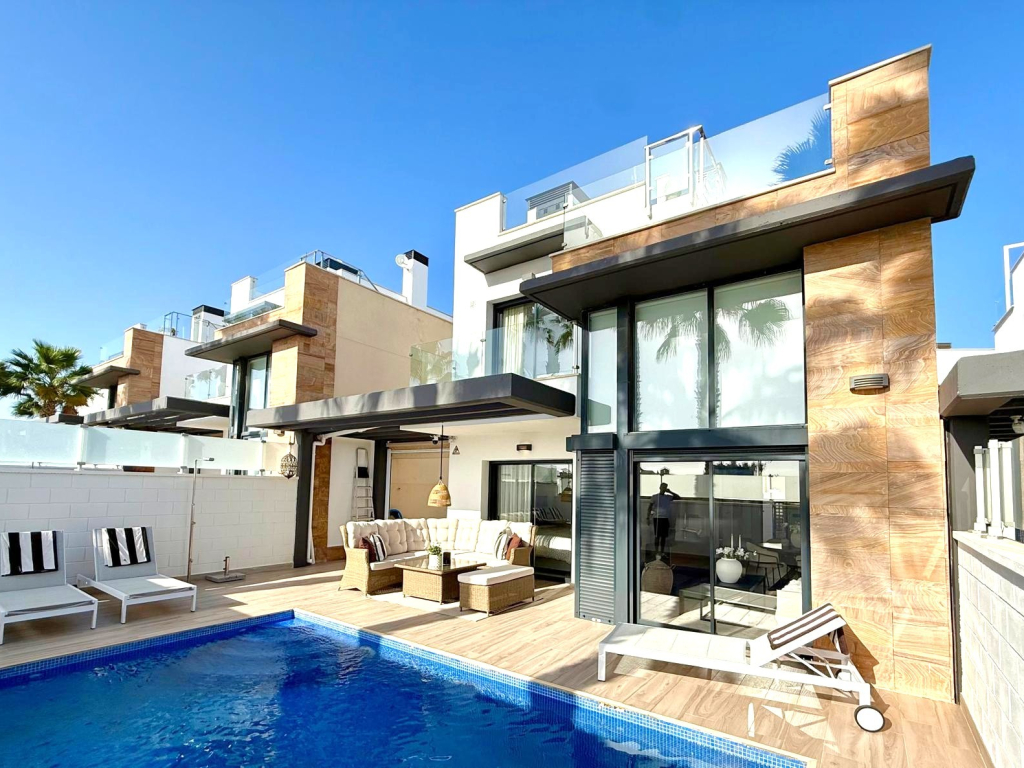 3 Bedroom 3 Bathroom Villa in Orihuela Costa
