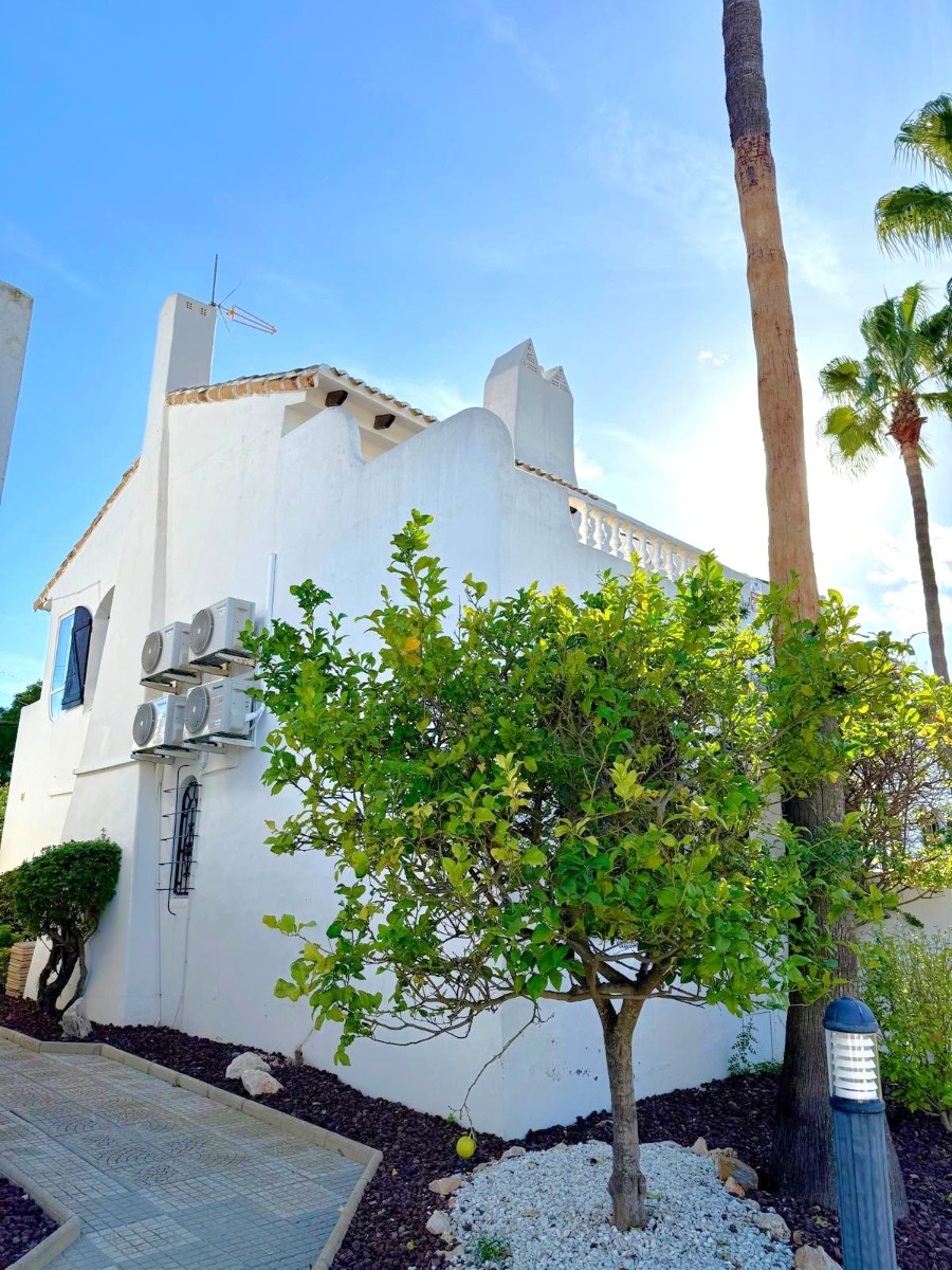 For sale - 3 Bedroom 3 Bathroom Villa in Villamartín - Villamartin  - Alicante