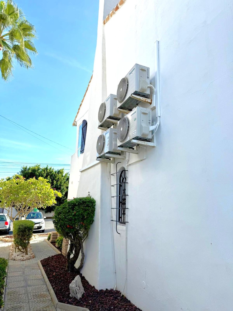 For sale - 3 Bedroom 3 Bathroom Villa in Villamartín - Villamartin  - Alicante