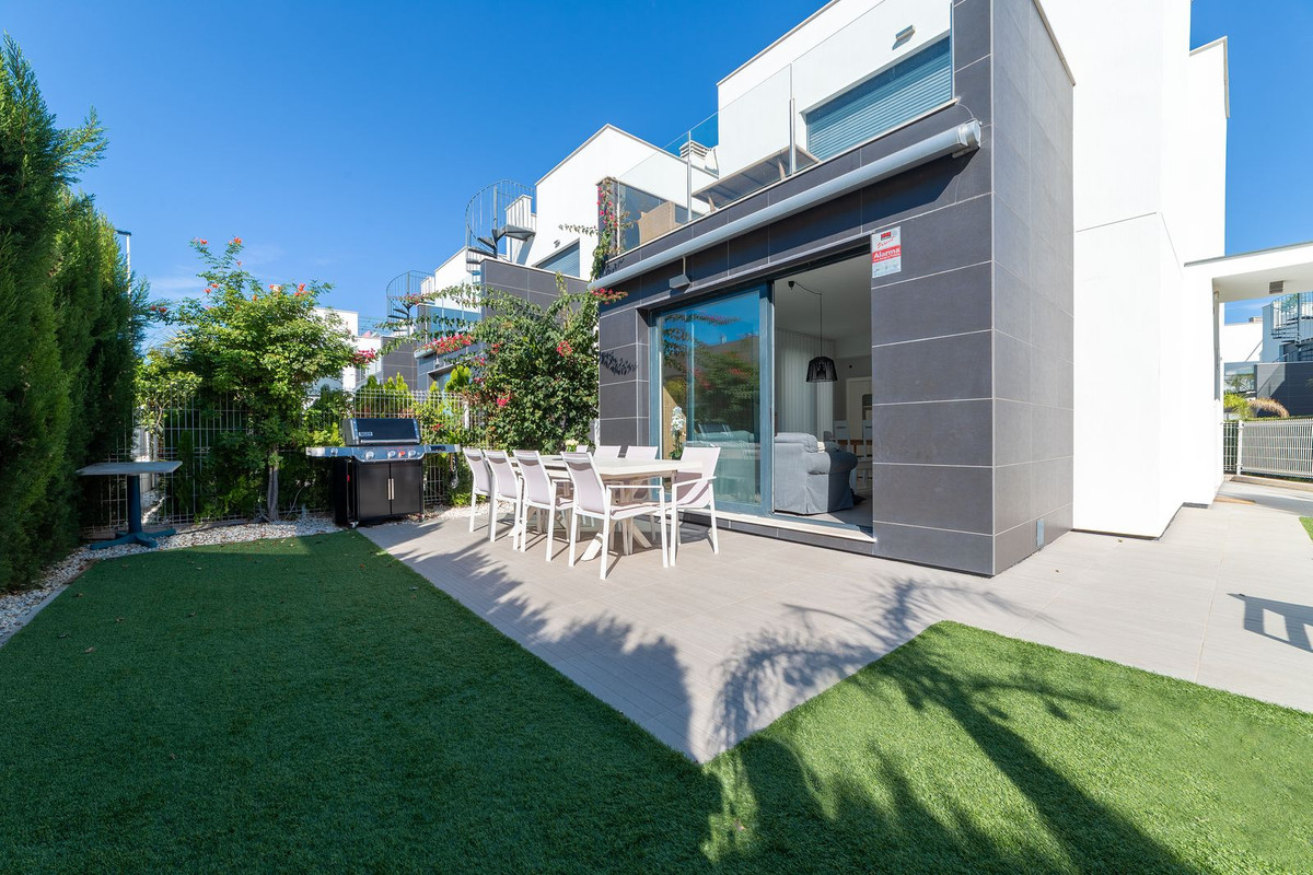 For sale - 3 Bedroom 2 Bathroom House - Detached Villa in Orihuela - Punta Prima  - Alicante