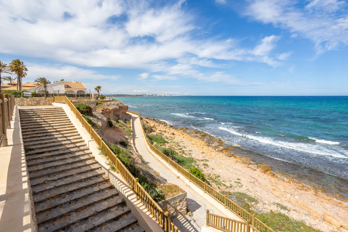 For sale - 3 Bedroom 3 Bathroom House - Detached Villa in Orihuela - Cabo Roig  - Alicante