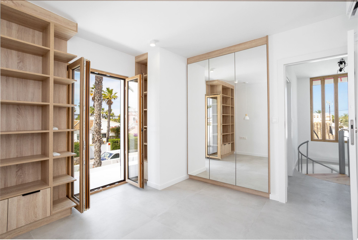 For sale - 3 Bedroom 3 Bathroom House - Detached Villa in Orihuela - Cabo Roig  - Alicante