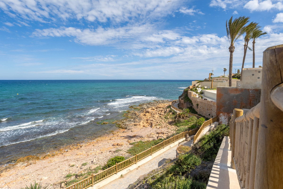 For sale - 3 Bedroom 3 Bathroom House - Detached Villa in Orihuela - Cabo Roig  - Alicante