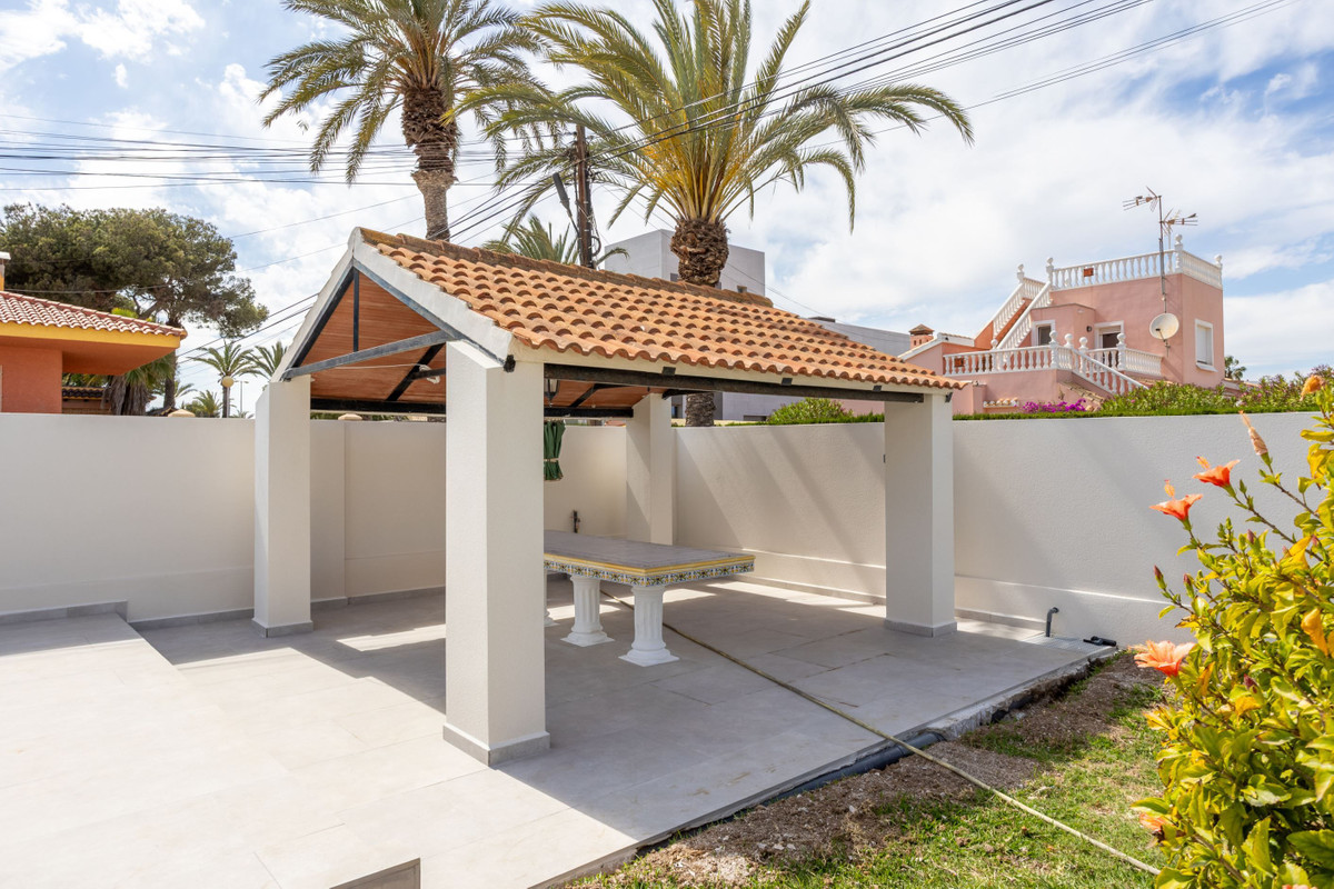 For sale - 3 Bedroom 3 Bathroom House - Detached Villa in Orihuela - Cabo Roig  - Alicante