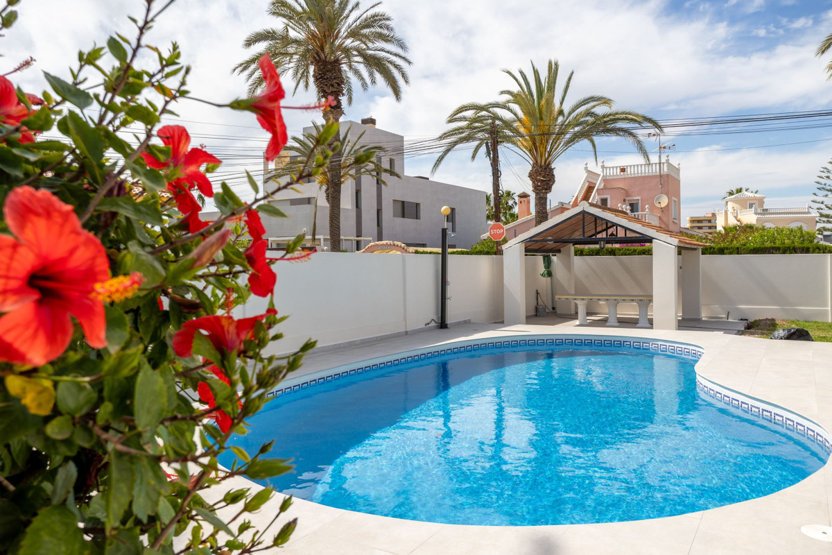 For sale - 3 Bedroom 3 Bathroom House - Detached Villa in Orihuela - Cabo Roig  - Alicante