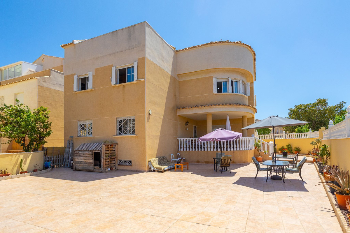 For sale - 6 Bedroom 5 Bathroom House - Detached Villa in Torrevieja - La Siesta  - Alicante