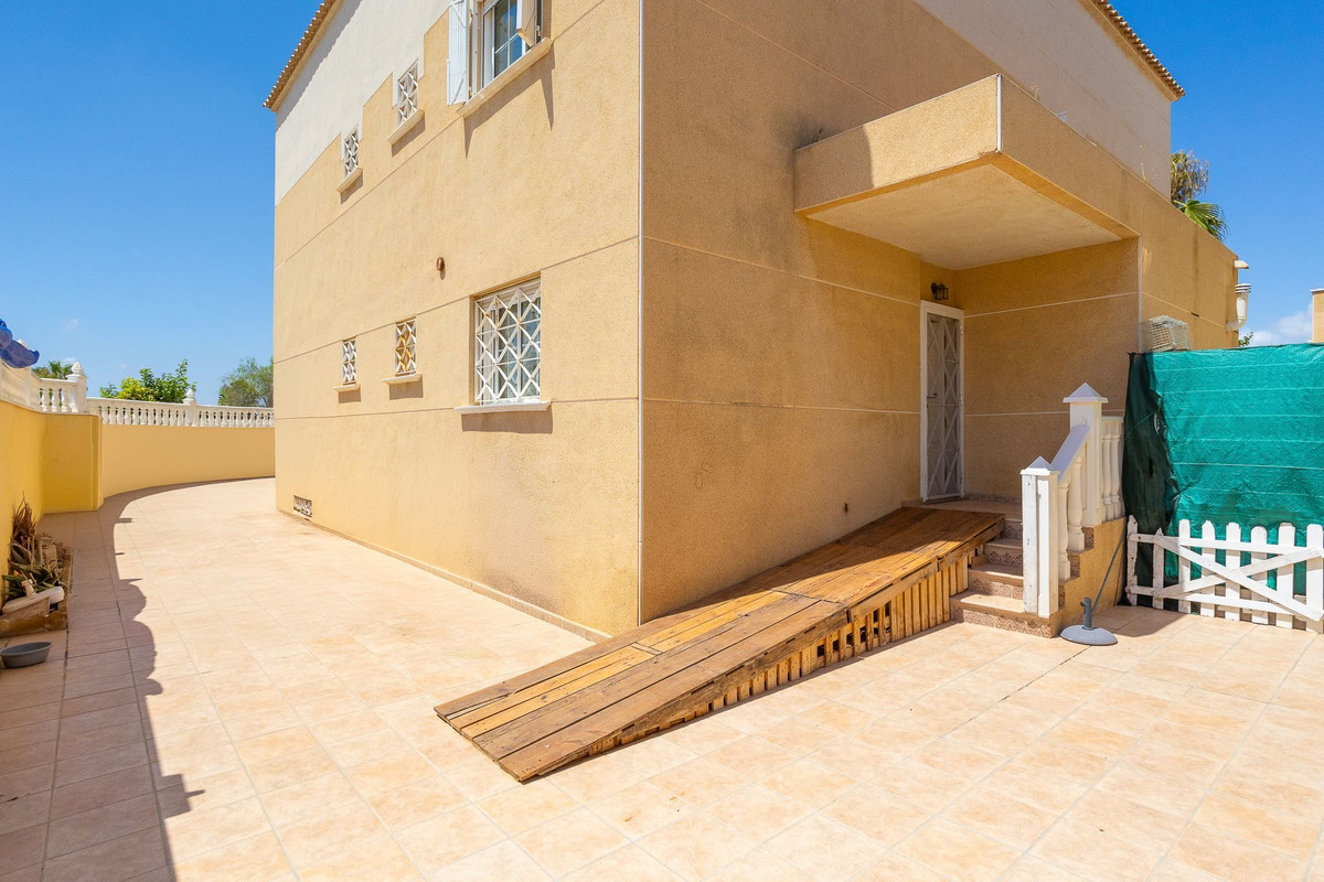 For sale - 6 Bedroom 5 Bathroom House - Detached Villa in Torrevieja - La Siesta  - Alicante