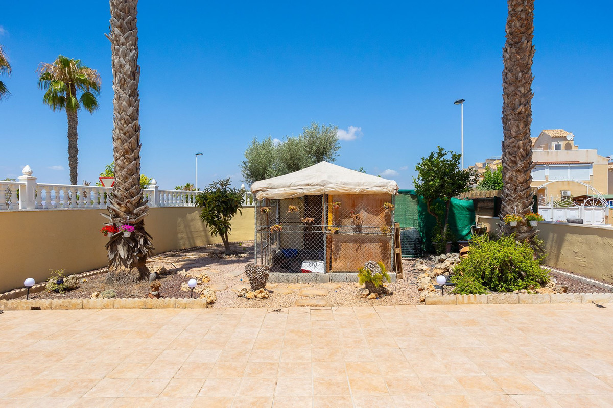 For sale - 6 Bedroom 5 Bathroom House - Detached Villa in Torrevieja - La Siesta  - Alicante