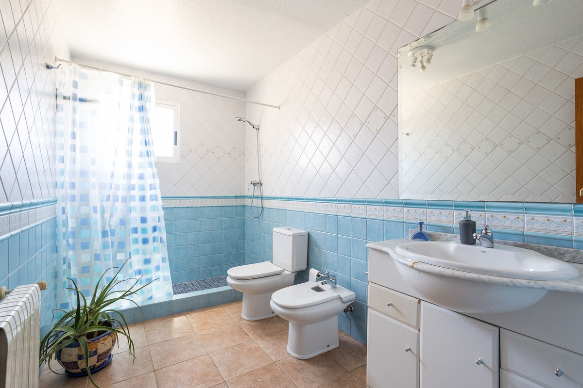 For sale - 6 Bedroom 5 Bathroom House - Detached Villa in Torrevieja - La Siesta  - Alicante