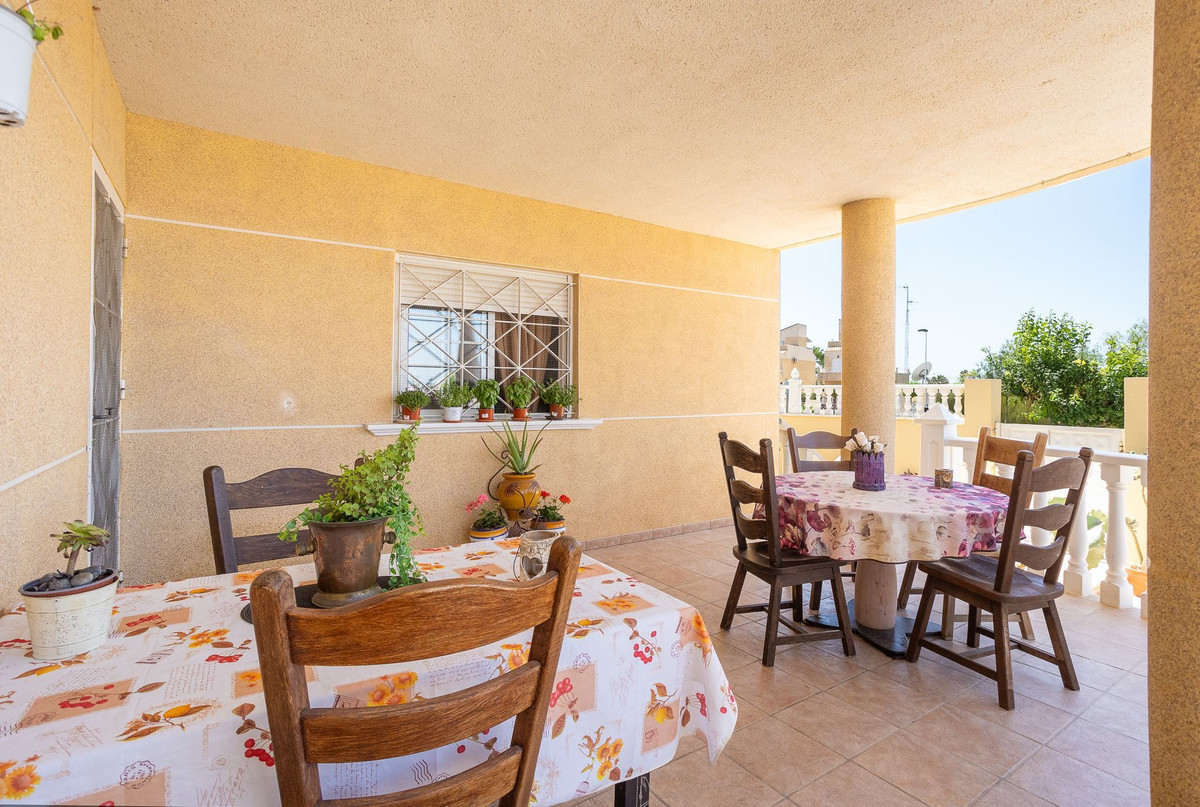 For sale - 6 Bedroom 5 Bathroom House - Detached Villa in Torrevieja - La Siesta  - Alicante