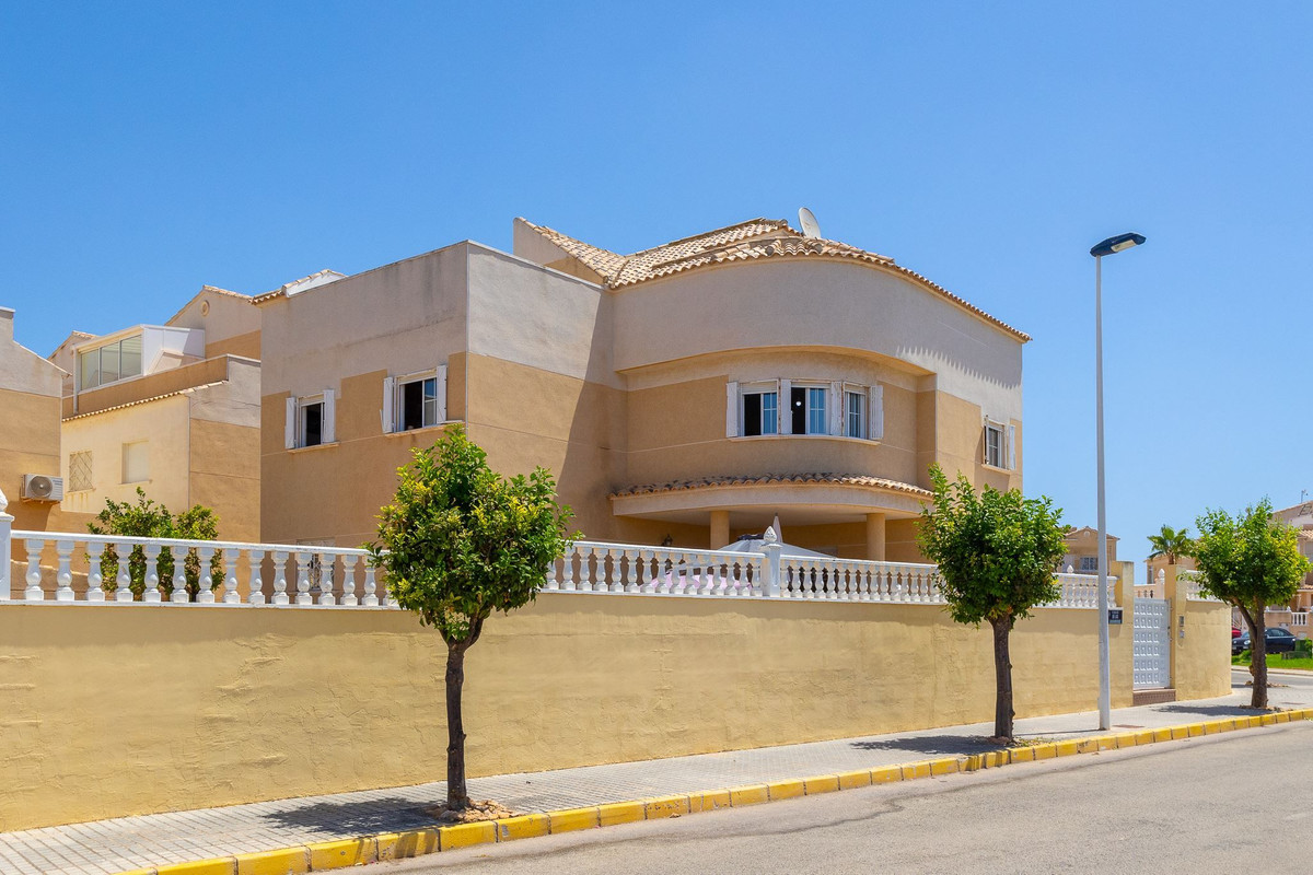 For sale - 6 Bedroom 5 Bathroom House - Detached Villa in Torrevieja - La Siesta  - Alicante