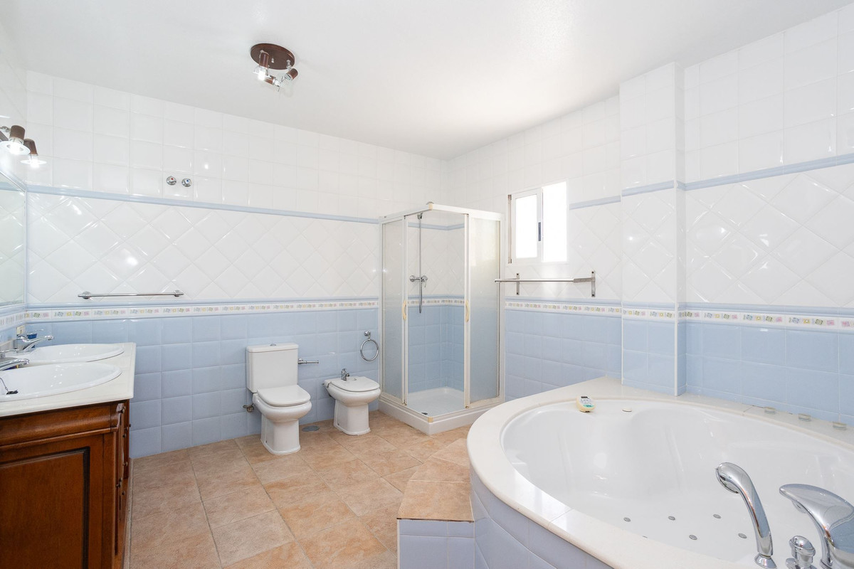 For sale - 6 Bedroom 5 Bathroom House - Detached Villa in Torrevieja - La Siesta  - Alicante