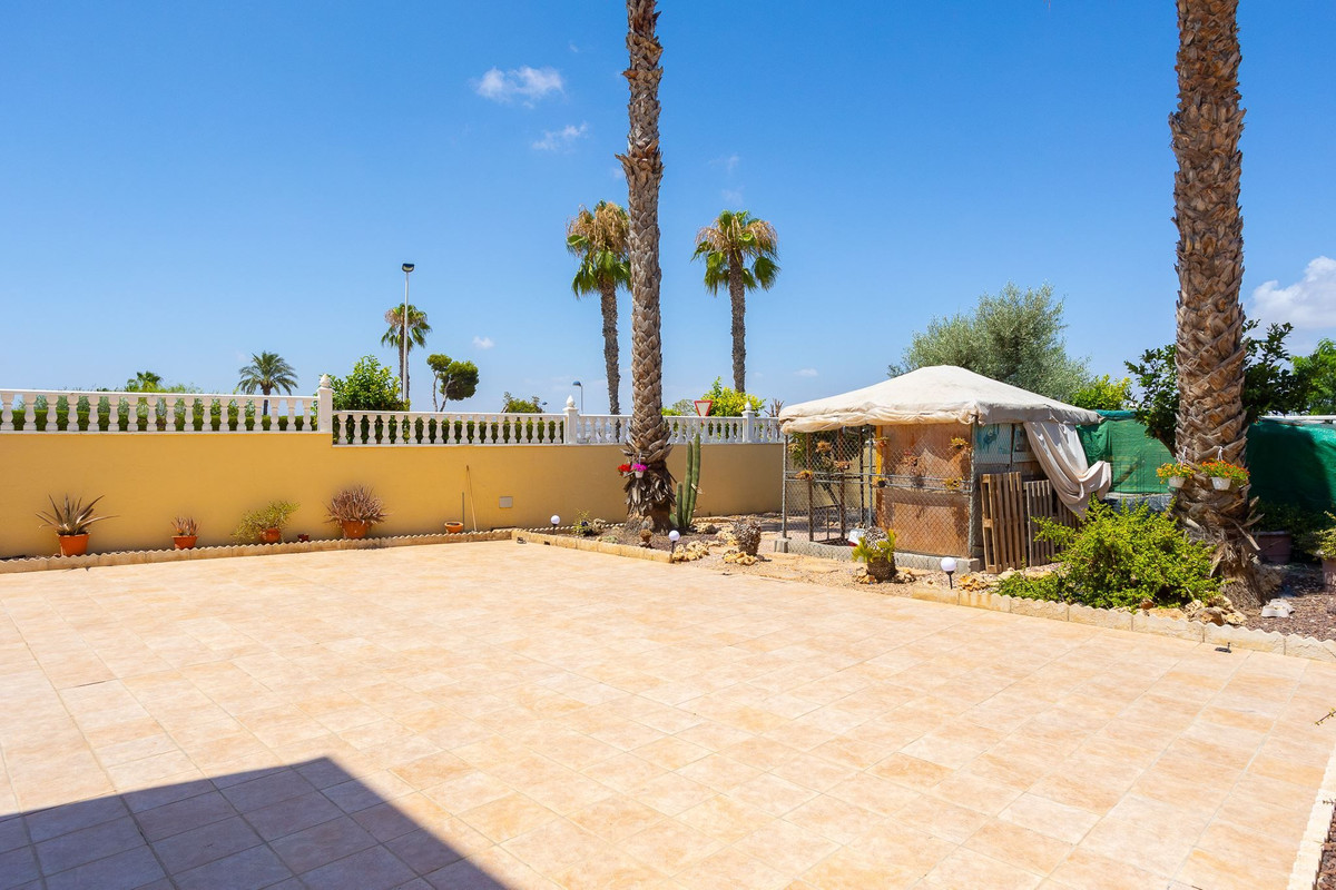 For sale - 6 Bedroom 5 Bathroom House - Detached Villa in Torrevieja - La Siesta  - Alicante