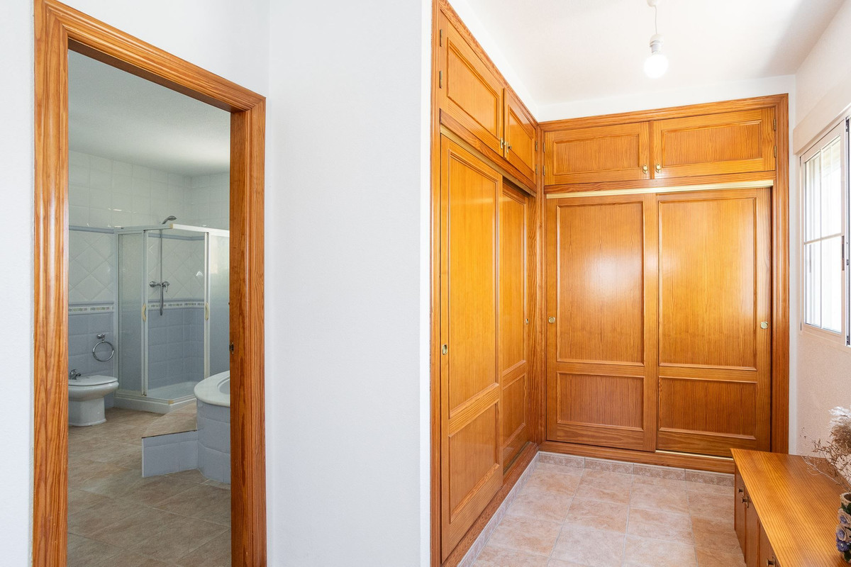 For sale - 6 Bedroom 5 Bathroom House - Detached Villa in Torrevieja - La Siesta  - Alicante
