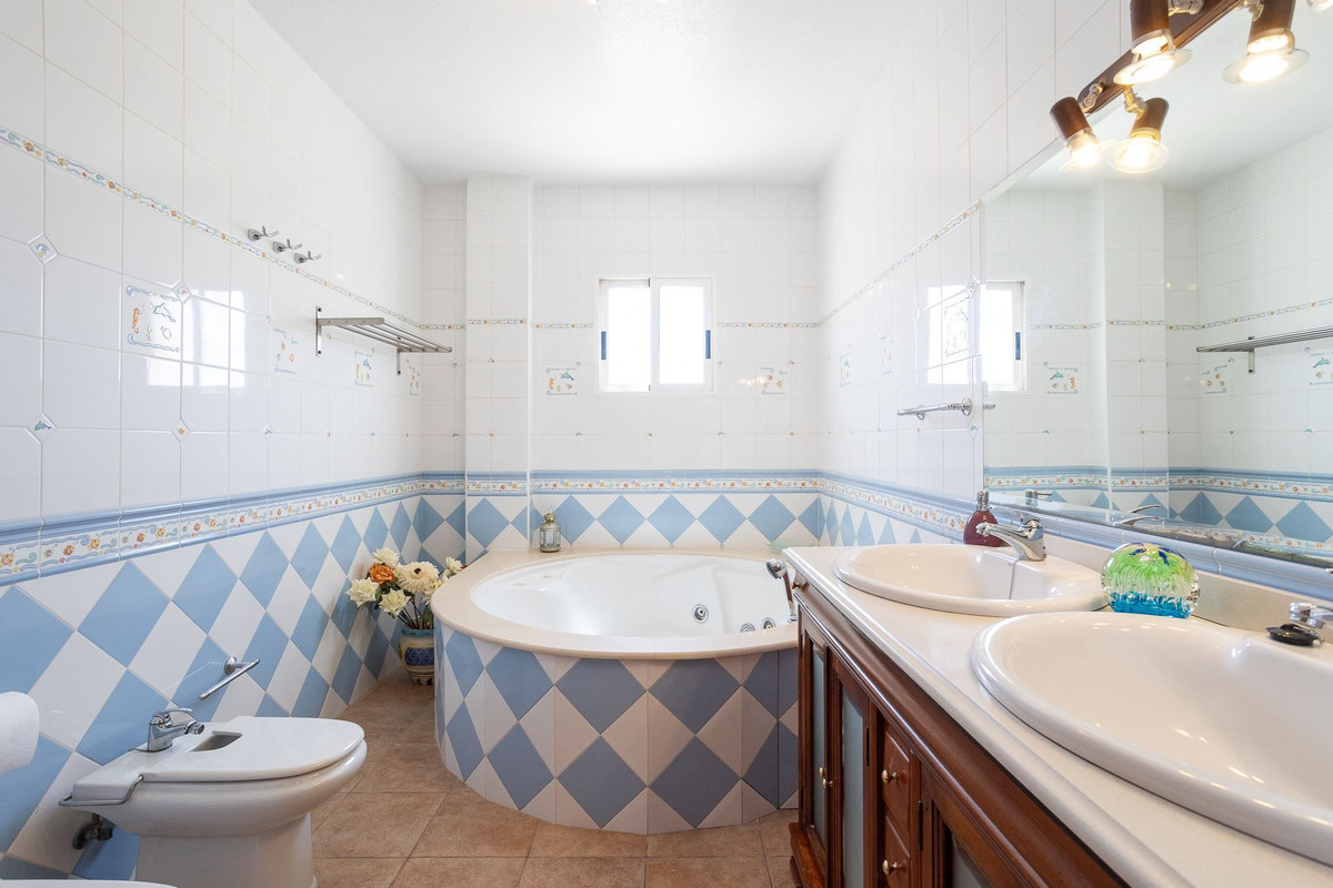 For sale - 6 Bedroom 5 Bathroom House - Detached Villa in Torrevieja - La Siesta  - Alicante