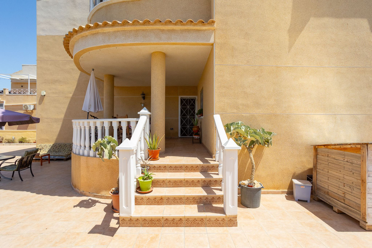 For sale - 6 Bedroom 5 Bathroom House - Detached Villa in Torrevieja - La Siesta  - Alicante