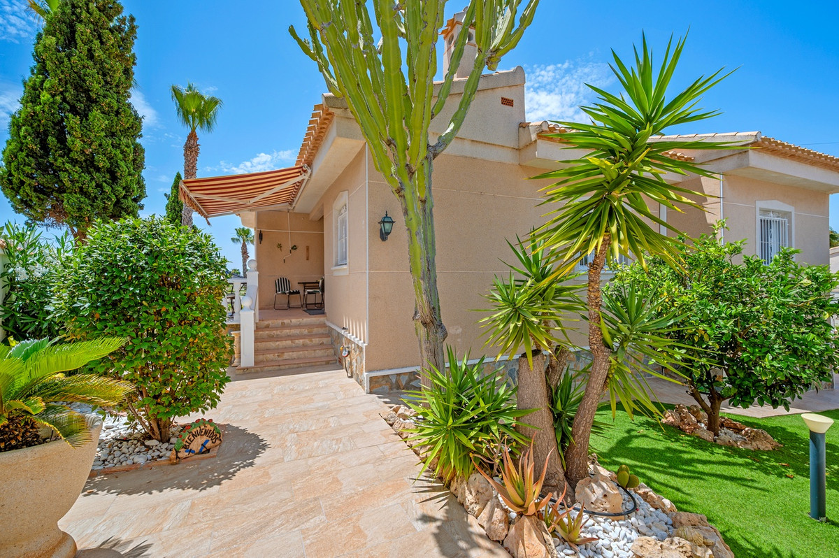 For sale - 3 Bedroom 3 Bathroom Detached Villa in Ciudad Quesada  - Ciudad Quesada  - Alicante
