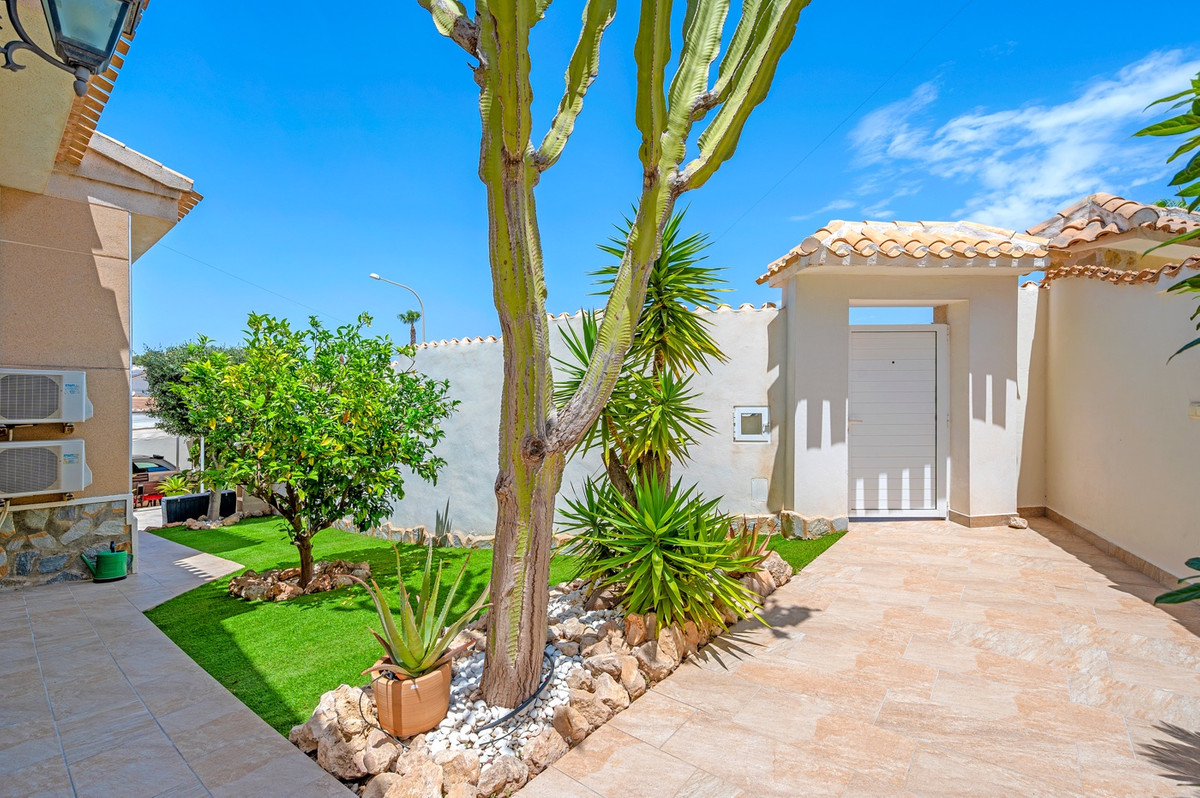 For sale - 3 Bedroom 3 Bathroom Detached Villa in Ciudad Quesada  - Ciudad Quesada  - Alicante
