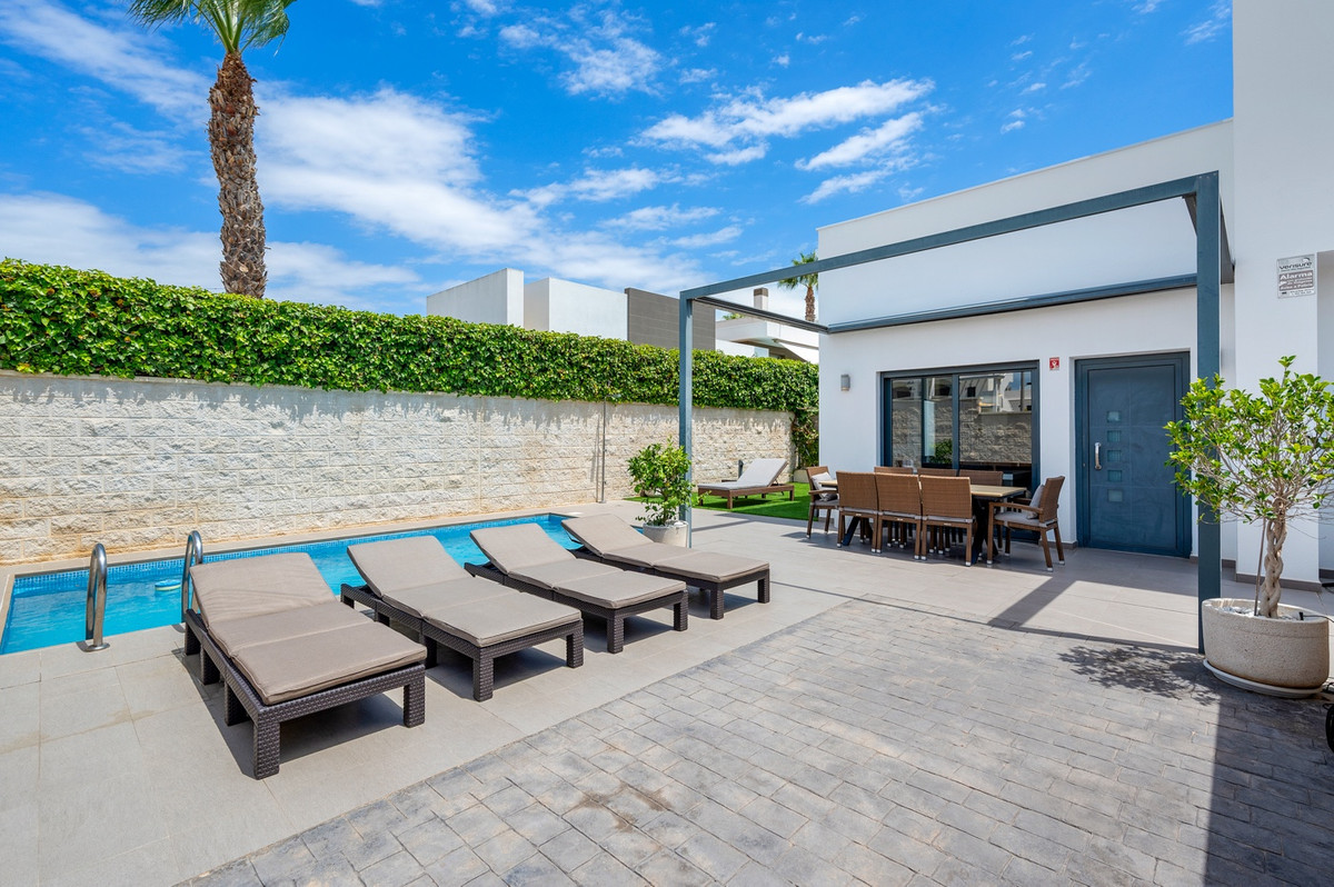 For sale - 3 Bedroom 2 Bathroom House - Detached Villa in Rojales - Rojales Centro  - Alicante