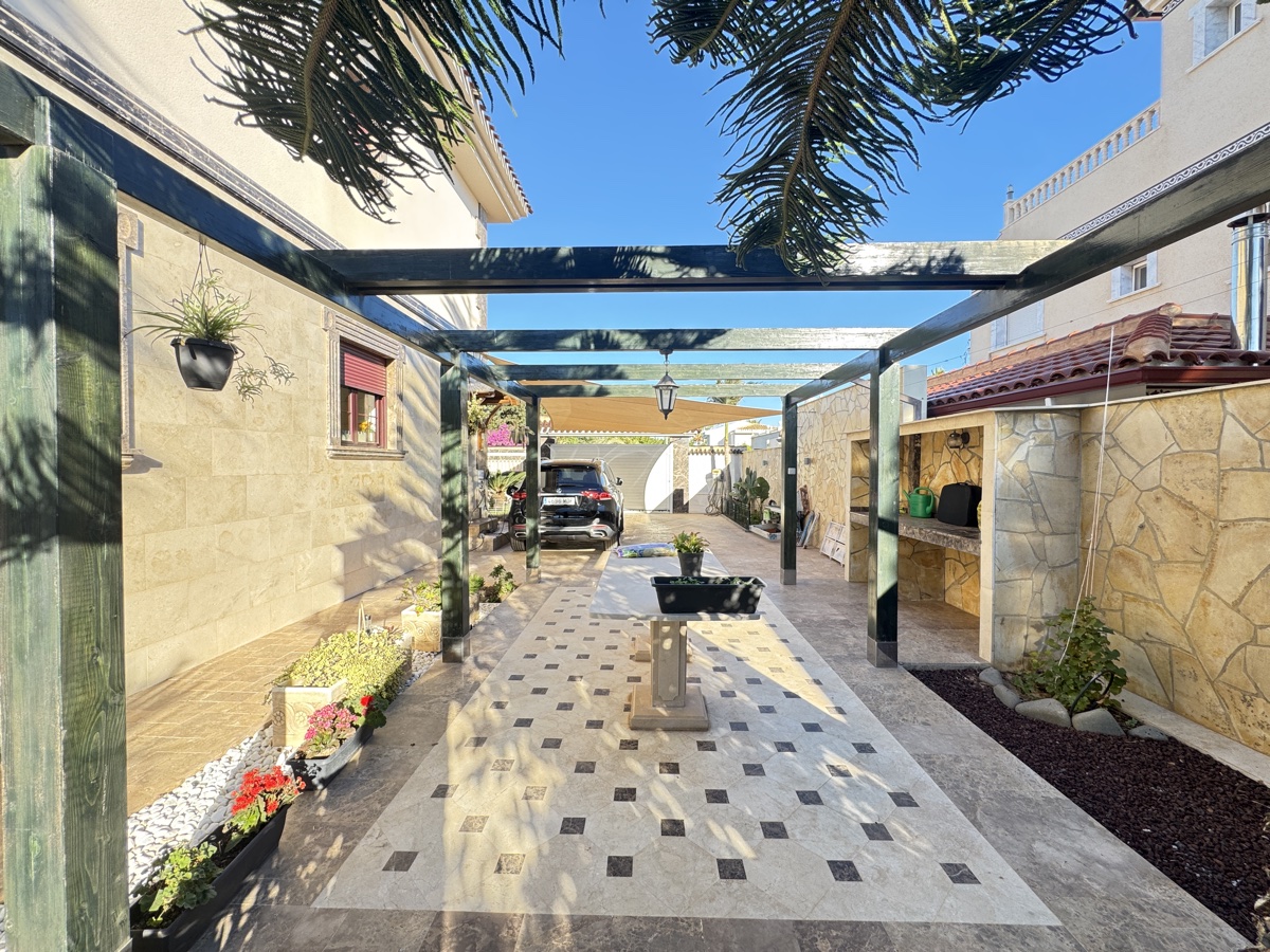 For sale - 4 Bedroom 5 Bathroom Villa in Cabo Roig - , Cabo Roig, Alicante, Spain - Alicante