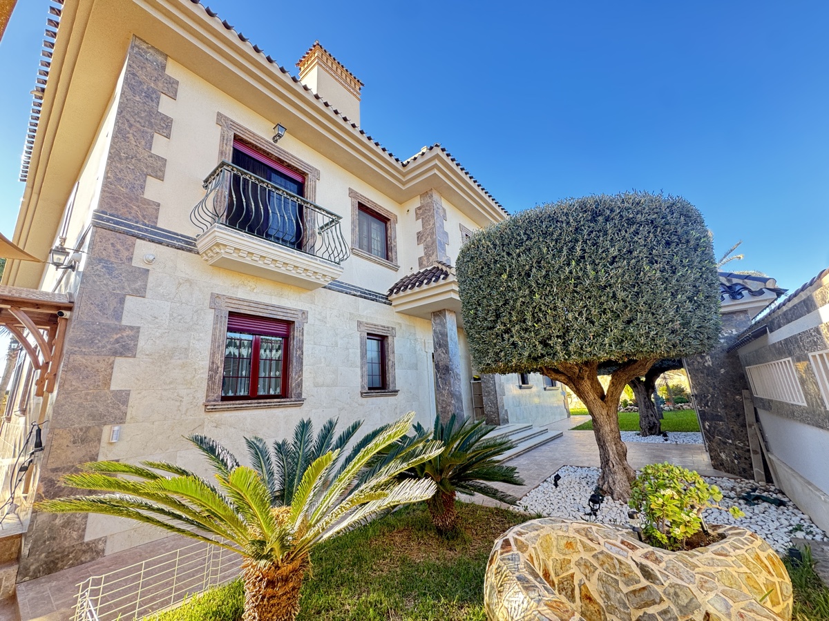 For sale - 4 Bedroom 5 Bathroom Villa in Cabo Roig - , Cabo Roig, Alicante, Spain - Alicante