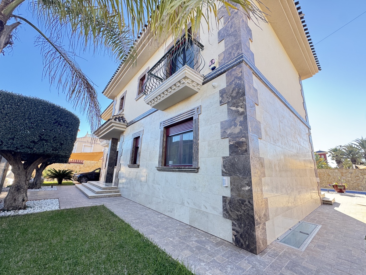 For sale - 4 Bedroom 5 Bathroom Villa in Cabo Roig - , Cabo Roig, Alicante, Spain - Alicante