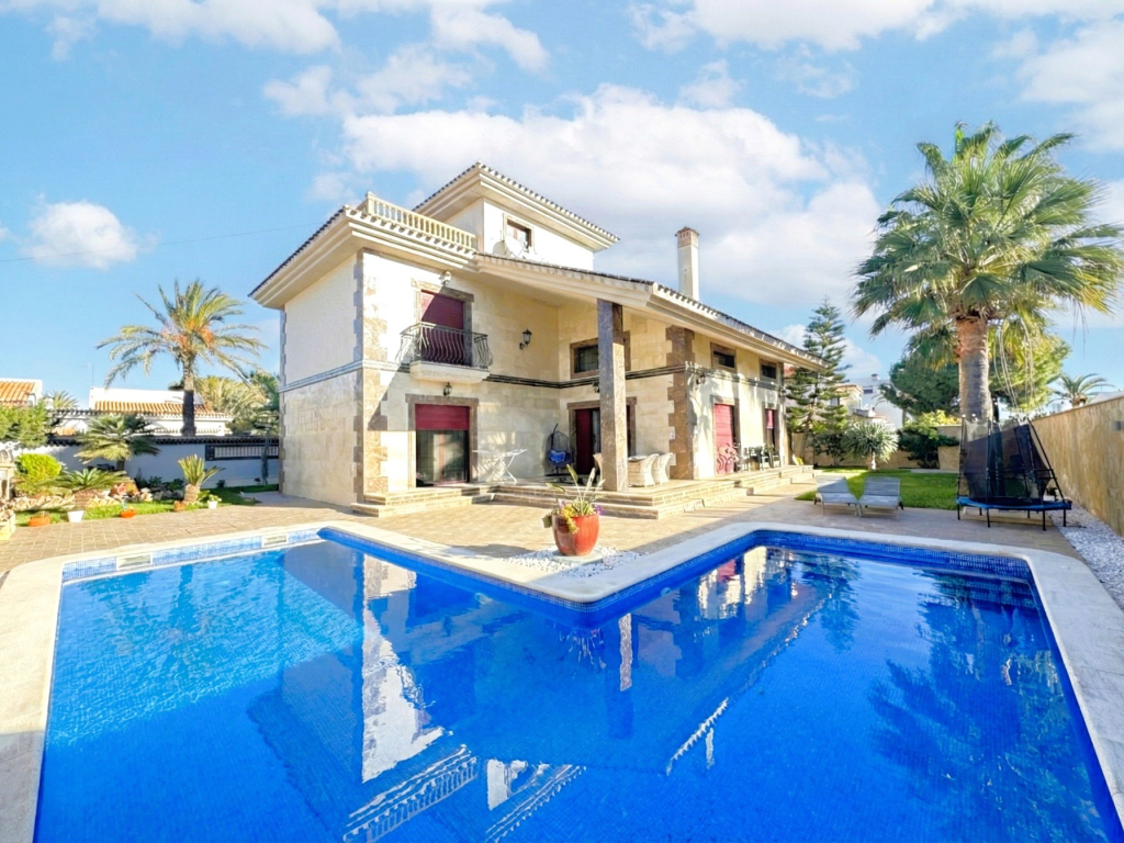 4 Bedroom 5 Bathroom Villa in Cabo Roig