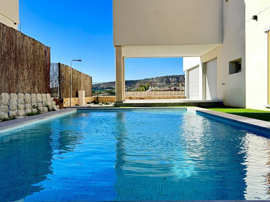 4 Bedroom 3 Bathroom Villa in Algorfa