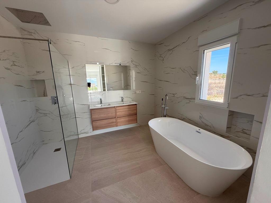 For sale - 3 Bedroom 2 Bathroom Villa in Pinoso - Camino Del Prado  - Alicante