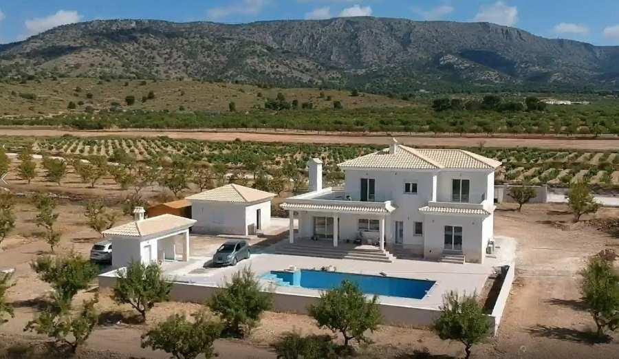 For sale - 4 Bedroom 3 Bathroom Villa in Pinoso - Camino Del Prado  - Alicante