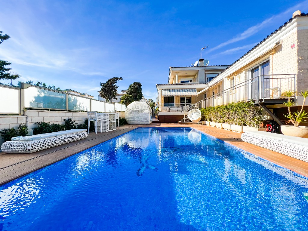 For sale - 5 Bedroom 4 Bathroom Villa in La Mata - La Mata  - Alicante