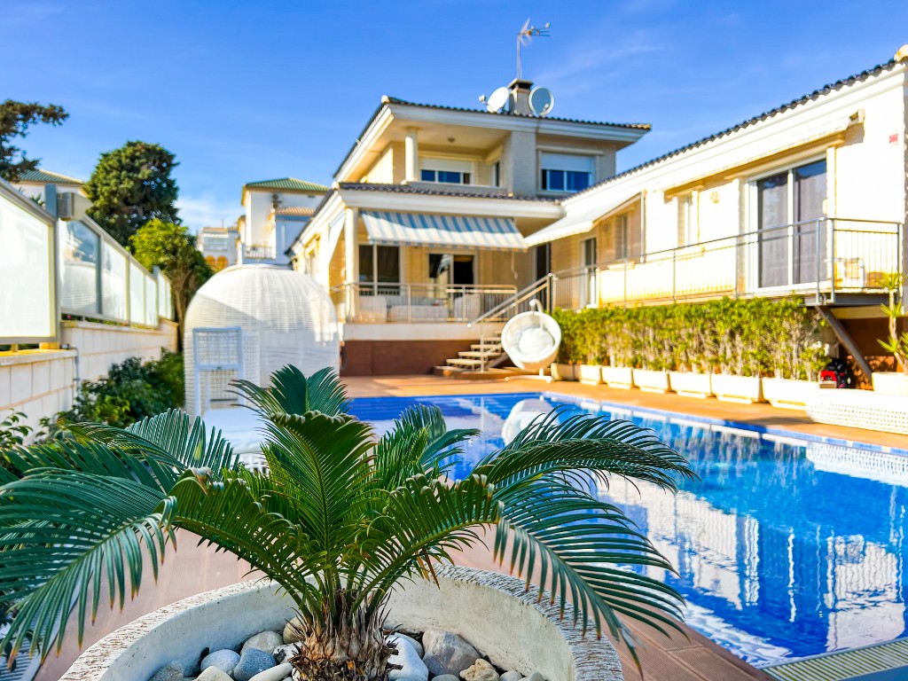 For sale - 5 Bedroom 4 Bathroom Villa in La Mata - La Mata  - Alicante