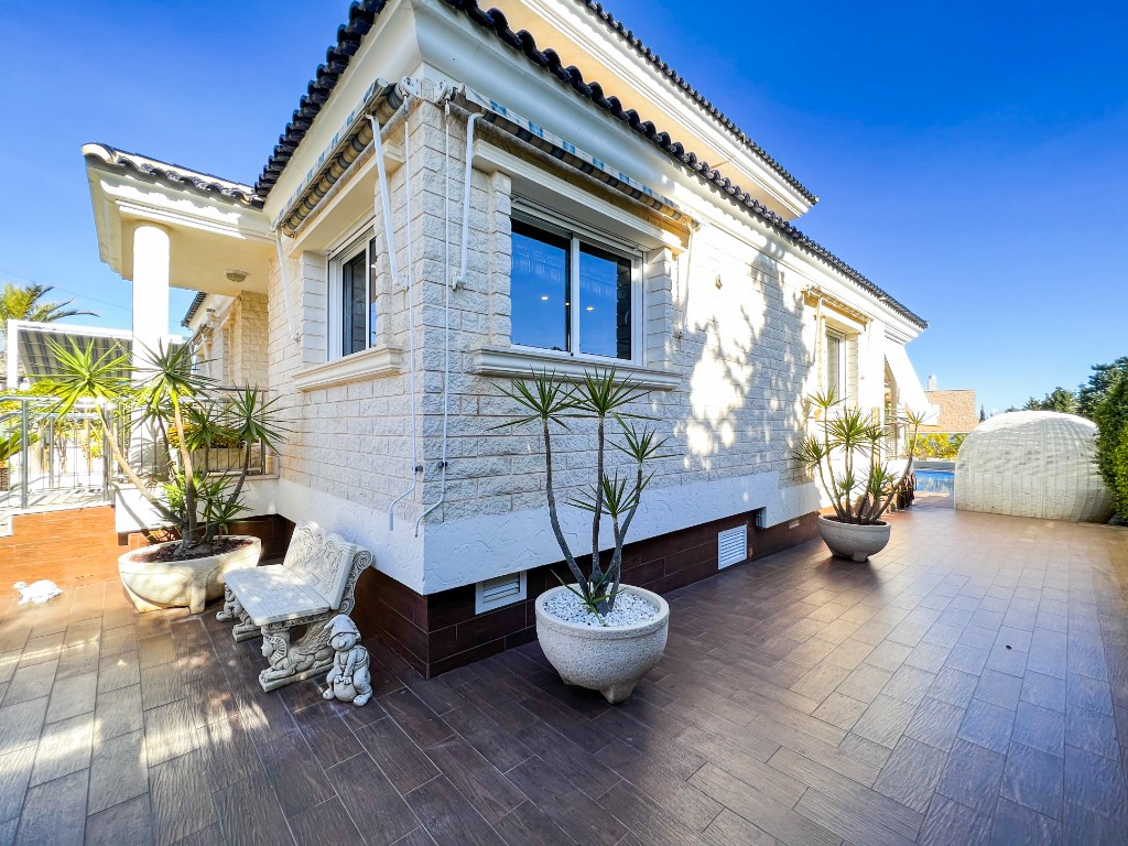 For sale - 5 Bedroom 4 Bathroom Villa in La Mata - La Mata  - Alicante