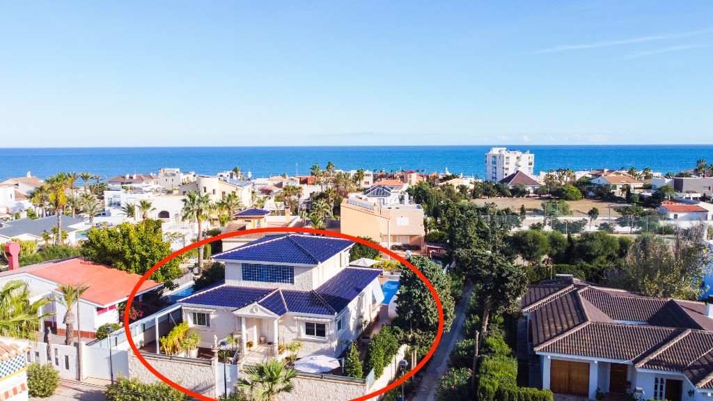For sale - 5 Bedroom 4 Bathroom Villa in La Mata - La Mata  - Alicante