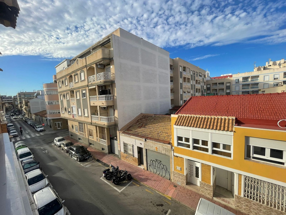 For sale - 4 Bedroom 2 Bathroom Apartment - Middle Floor Apartment in Torrevieja - Torrevieja Centro  - Alicante