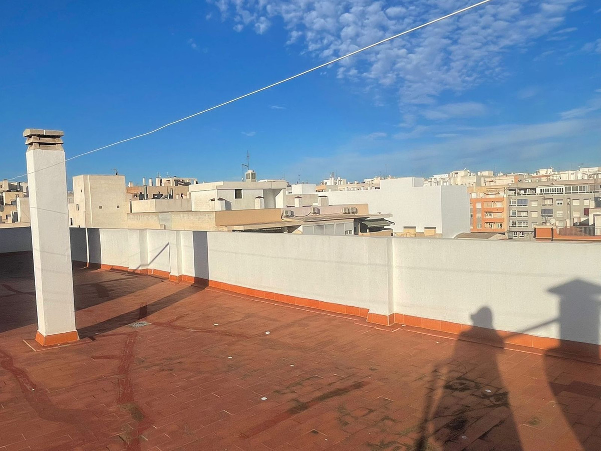 For sale - 4 Bedroom 2 Bathroom Apartment - Middle Floor Apartment in Torrevieja - Torrevieja Centro  - Alicante