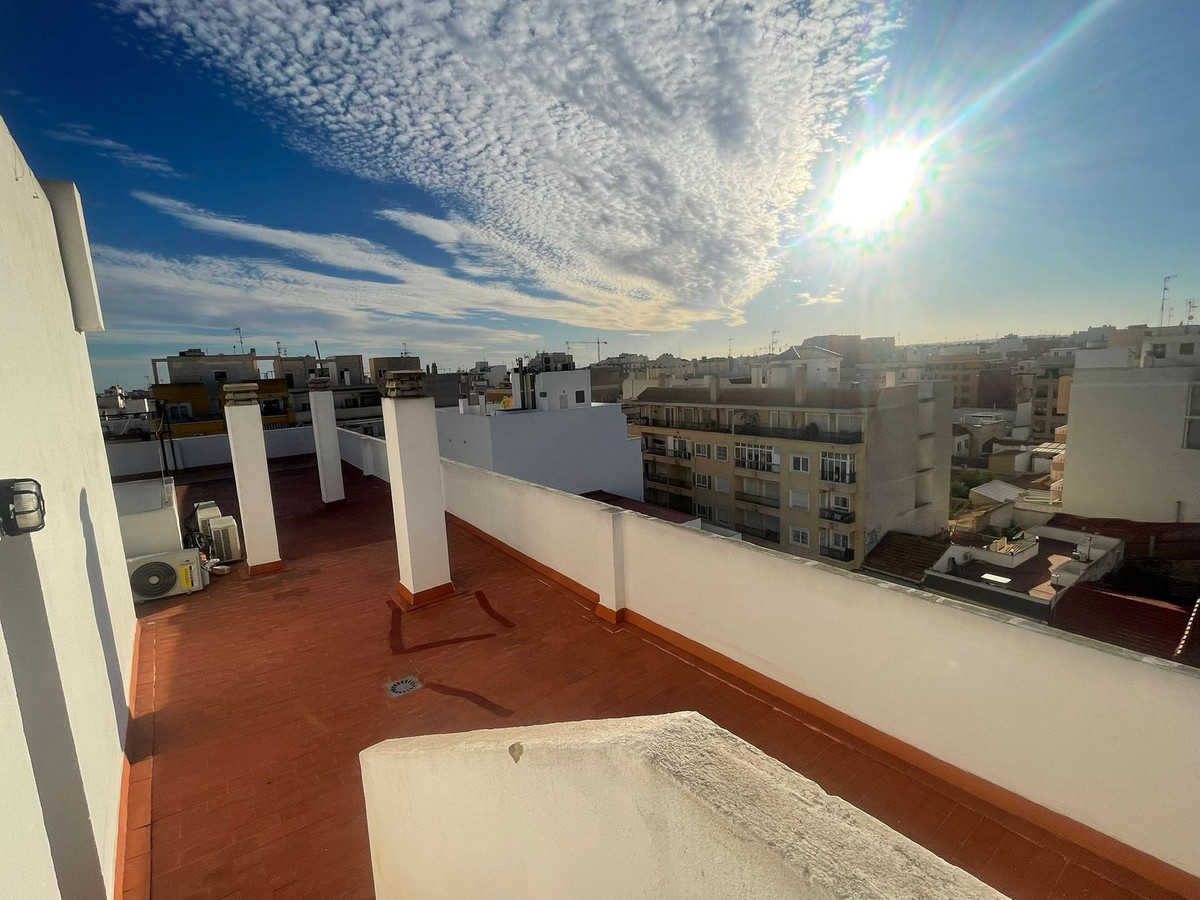 For sale - 4 Bedroom 2 Bathroom Apartment - Middle Floor Apartment in Torrevieja - Torrevieja Centro  - Alicante