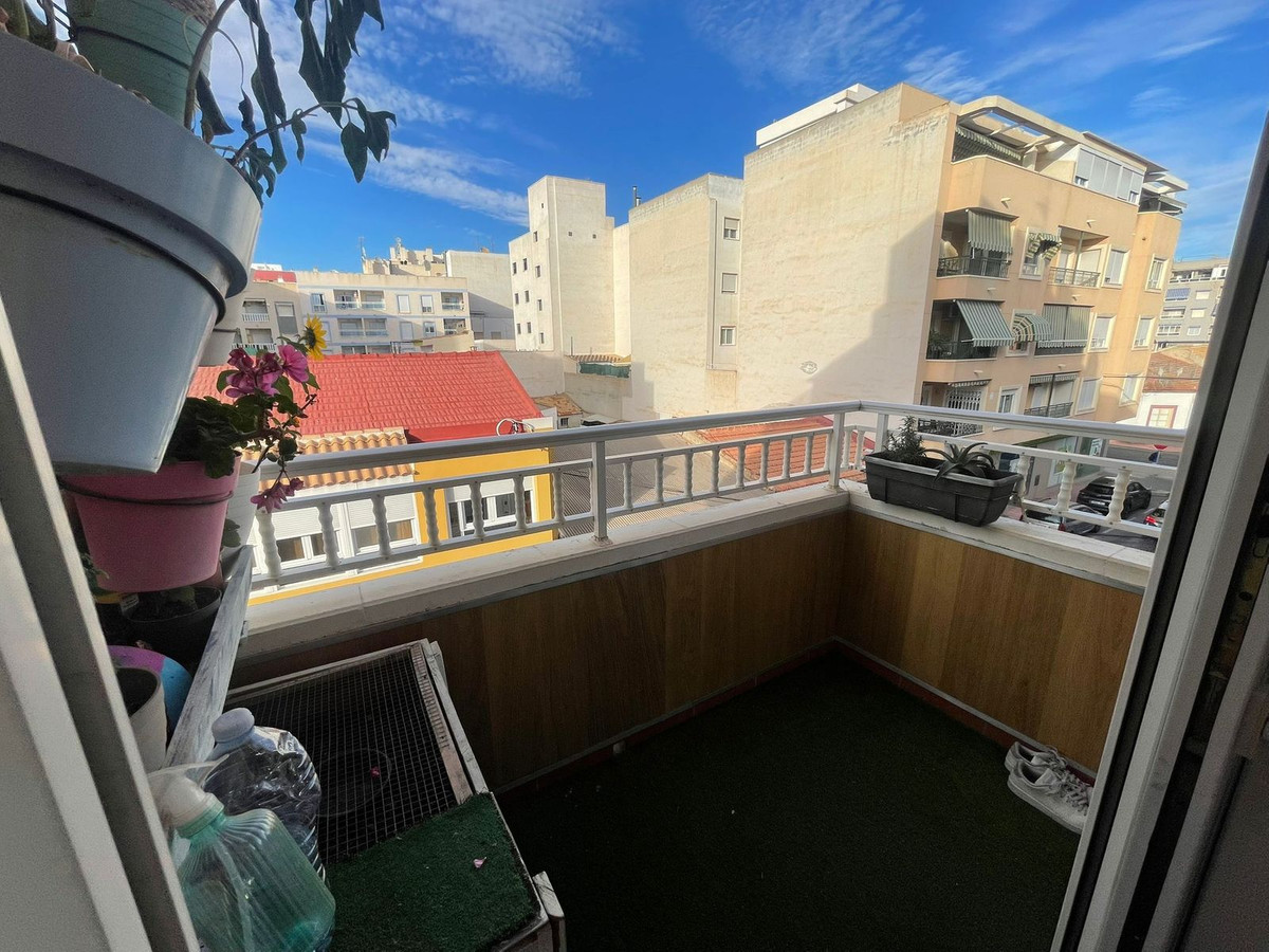For sale - 4 Bedroom 2 Bathroom Apartment - Middle Floor Apartment in Torrevieja - Torrevieja Centro  - Alicante