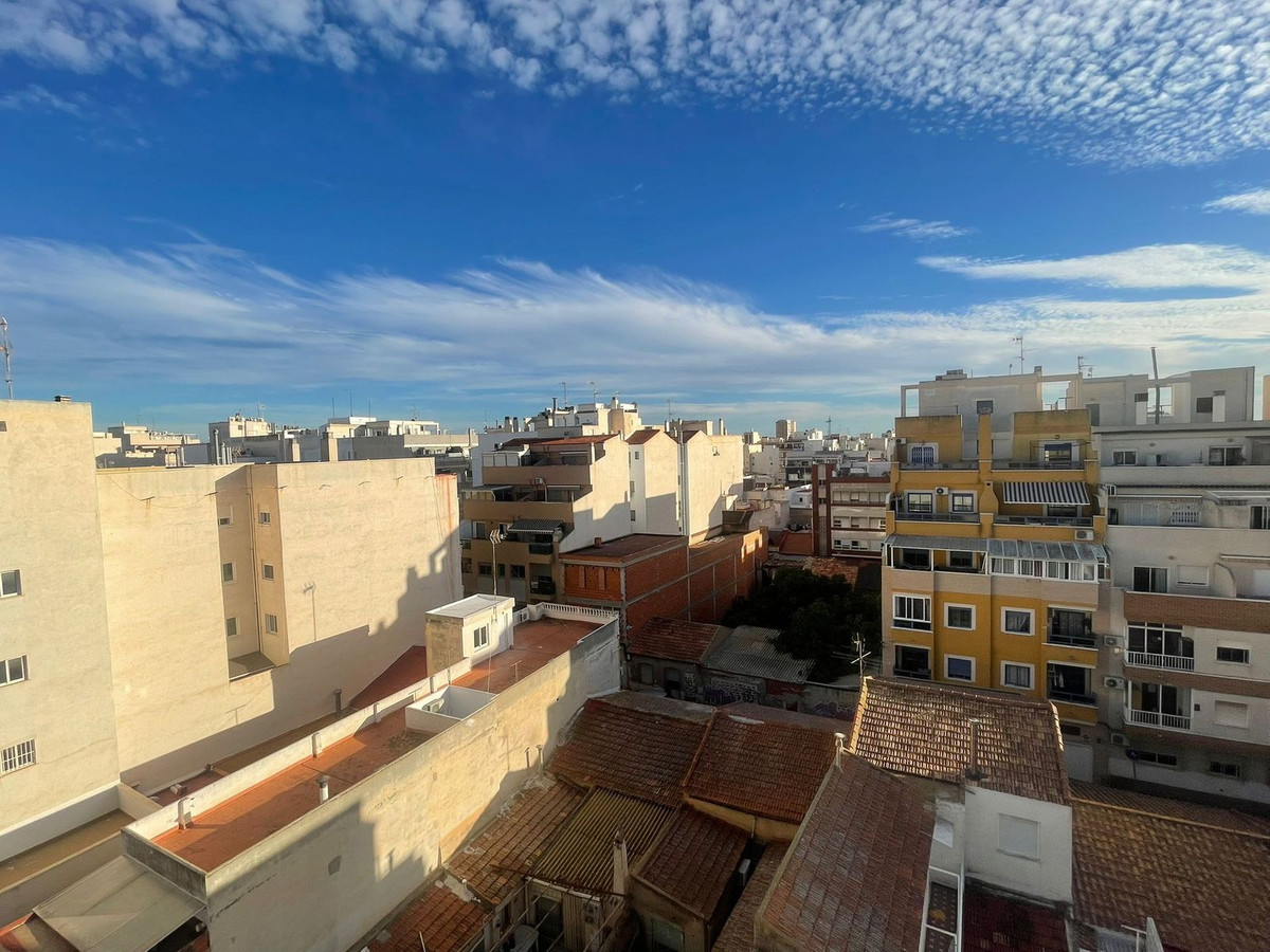 For sale - 4 Bedroom 2 Bathroom Apartment - Middle Floor Apartment in Torrevieja - Torrevieja Centro  - Alicante