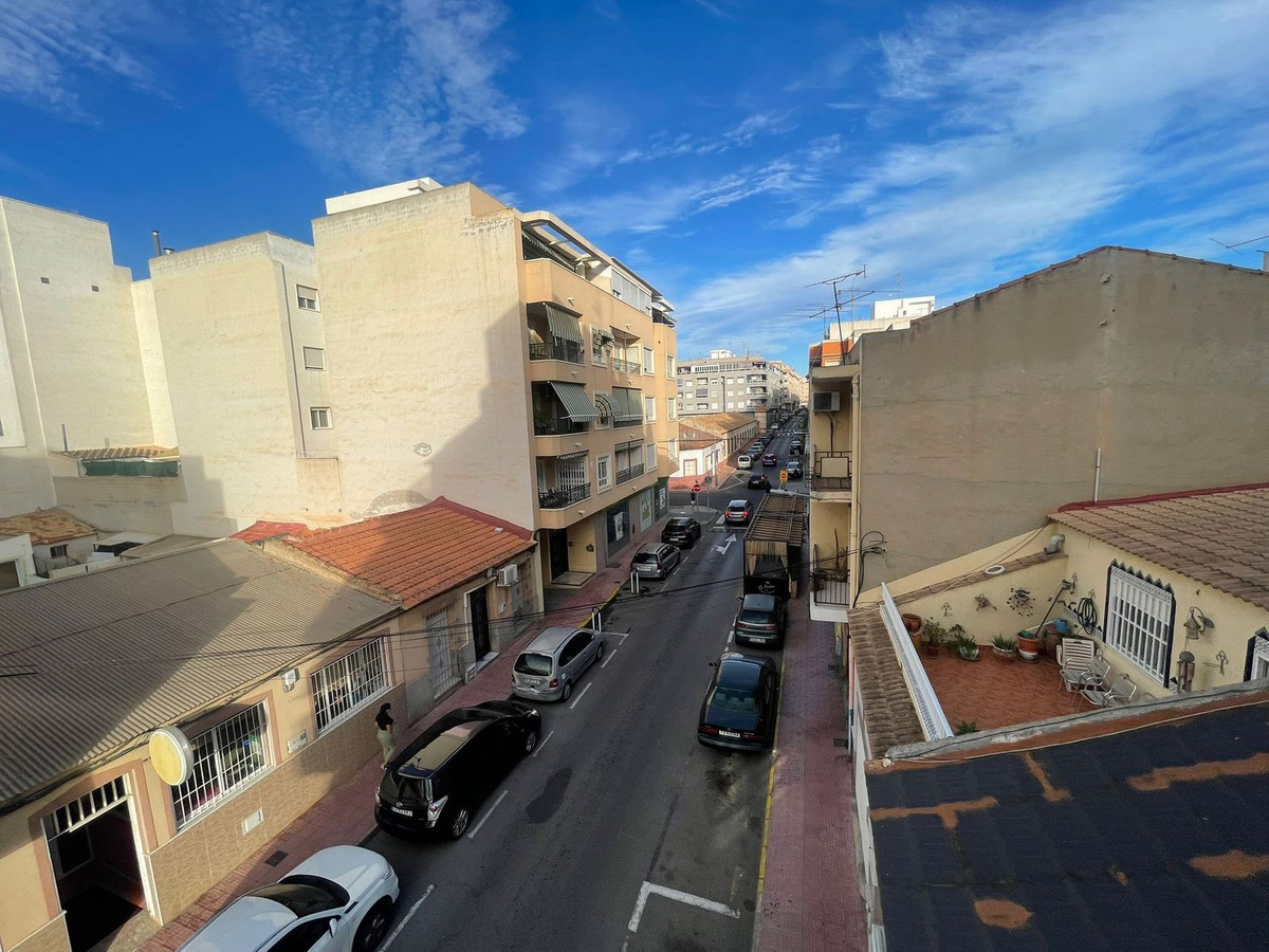 For sale - 4 Bedroom 2 Bathroom Apartment - Middle Floor Apartment in Torrevieja - Torrevieja Centro  - Alicante