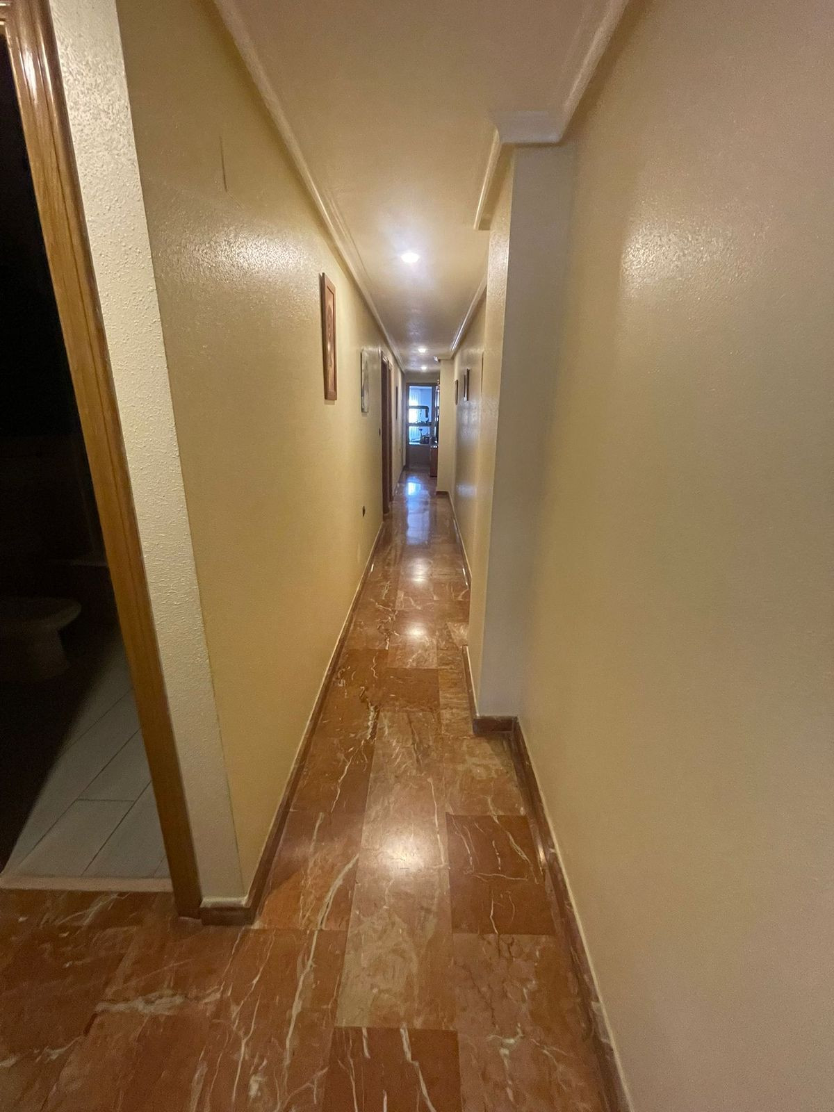 For sale - 4 Bedroom 2 Bathroom Apartment - Middle Floor Apartment in Torrevieja - Torrevieja Centro  - Alicante