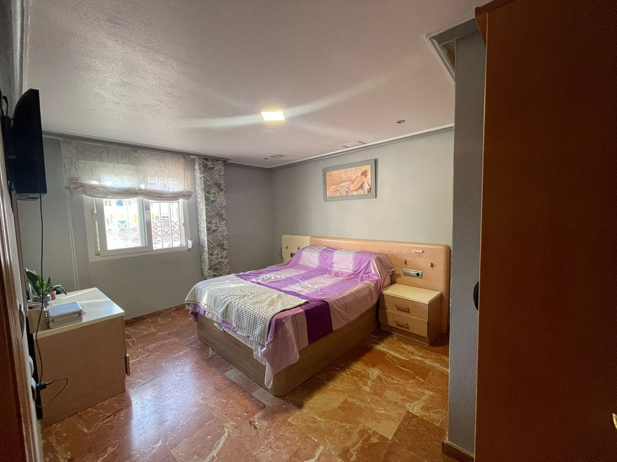 For sale - 4 Bedroom 2 Bathroom Apartment - Middle Floor Apartment in Torrevieja - Torrevieja Centro  - Alicante