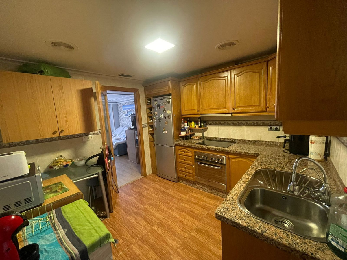 For sale - 4 Bedroom 2 Bathroom Apartment - Middle Floor Apartment in Torrevieja - Torrevieja Centro  - Alicante