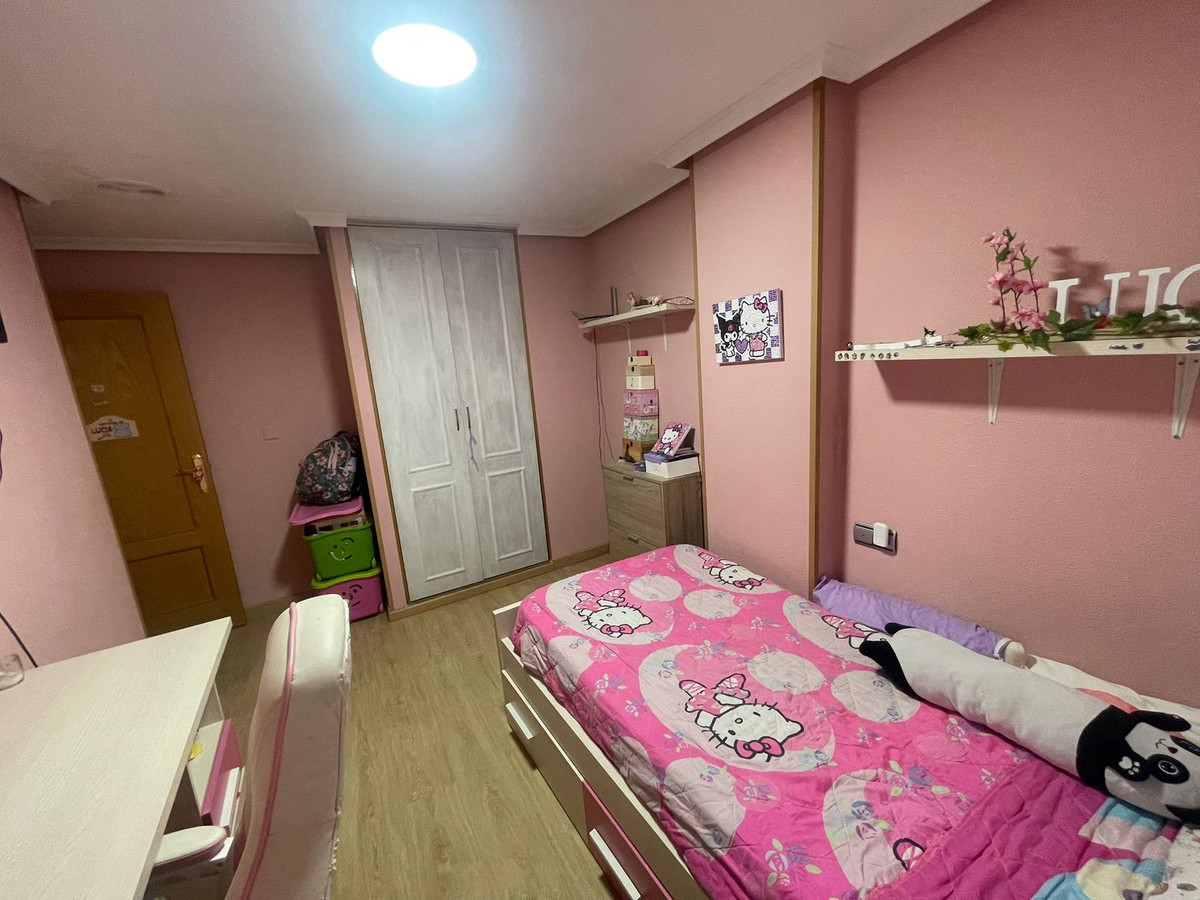 For sale - 4 Bedroom 2 Bathroom Apartment - Middle Floor Apartment in Torrevieja - Torrevieja Centro  - Alicante